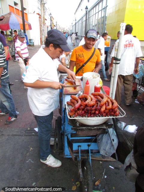 Salchichas para venta en las calles de Santa Marta, grandes tapas. (480x640px). Colombia, Sudamerica.