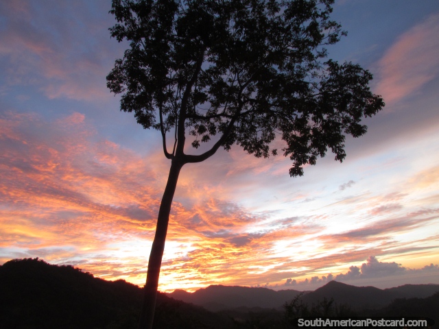 Una puesta del sol de fuego, una vista de Minca. (640x480px). Colombia, Sudamerica.