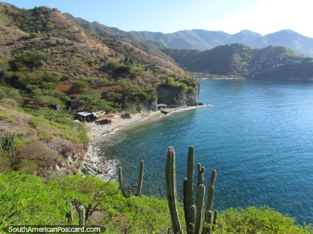 O belo litoral com cacto, colinas e gua ao leste de Taganga. (640x480px). Colmbia, Amrica do Sul.