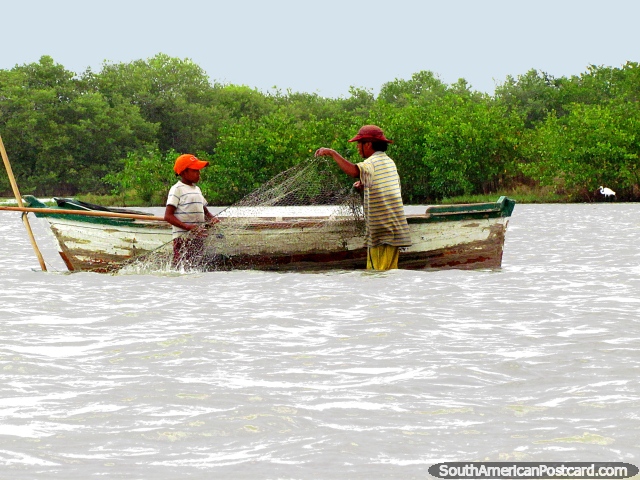 2 pescadores estabelecem redes na lagoa em Camarones. (640x480px). Colmbia, Amrica do Sul.