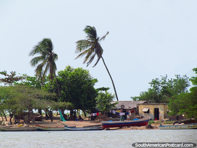 Aldeia na borda de lagoa em Camarones. (640x480px). Colmbia, Amrica do Sul.