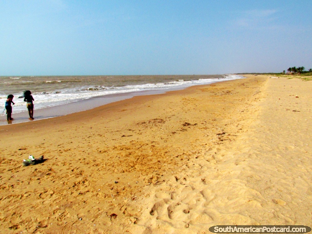 Bela praia com poucas pessoas, Camarones no Nordeste distante. (640x480px). Colmbia, Amrica do Sul.