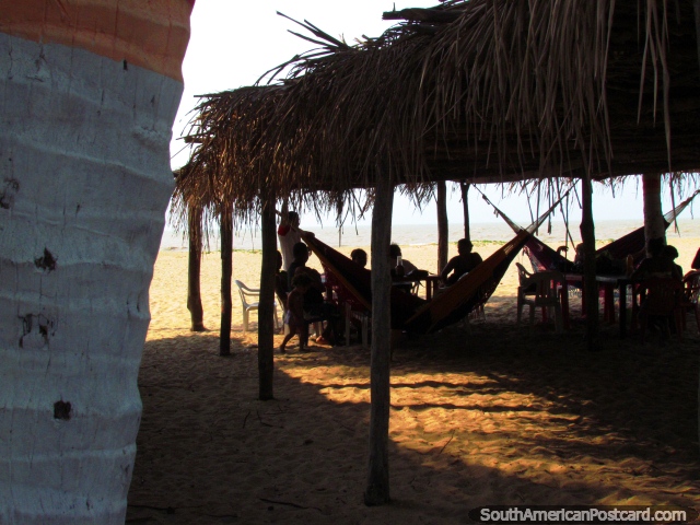 Gentes em redes para dormir a sombra na praia em Camarones. (640x480px). Colômbia, América do Sul.