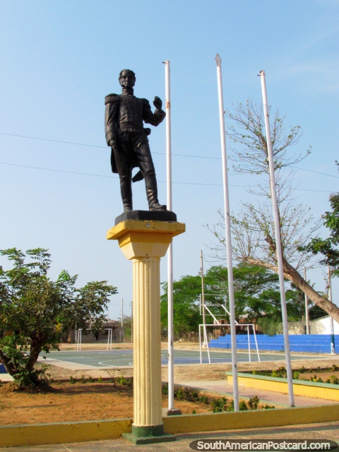 Estátua do herói naval almirante Jose Prudencio Padilla (1784-1828) em Camarones. (480x640px). Colômbia, América do Sul.