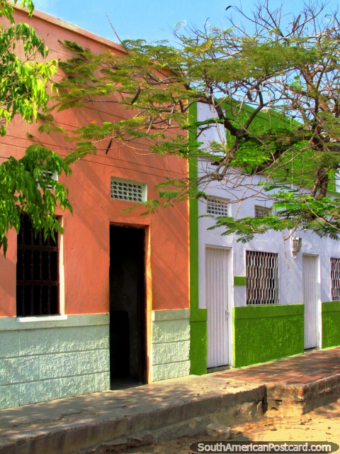 Casas rosa e verdes na rua principal de Camarones. (480x640px). Colômbia, América do Sul.