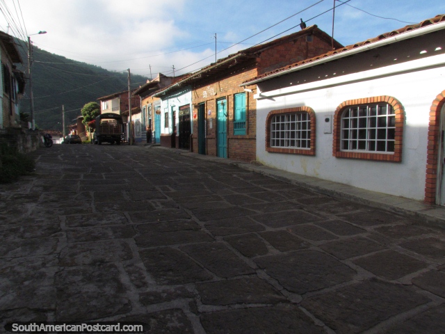 O sol sobe nas ruas de pedra de San Gil. (640x480px). Colômbia, América do Sul.