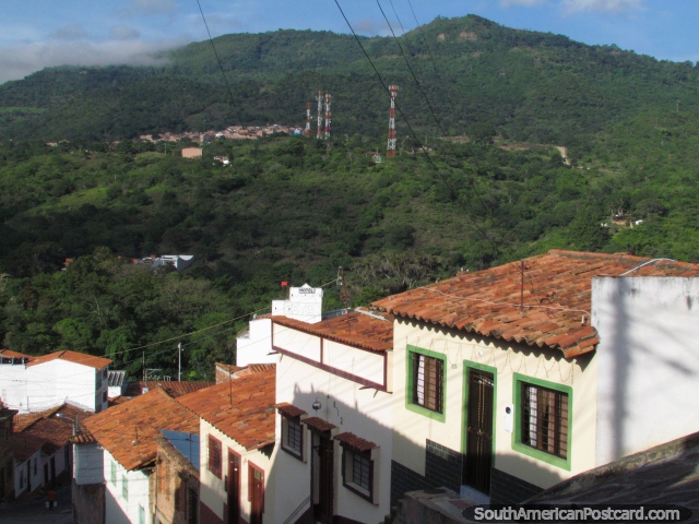 Bela visão do topo de uma rua ïngreme do vale verde e colinas em San Gil. (640x480px). Colômbia, América do Sul.