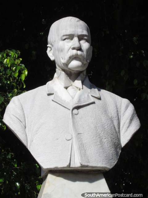 Un local de San Gil, político y el escritor Carlos Martinez Silva (1847-1903) busto. (480x640px). Colombia, Sudamerica.