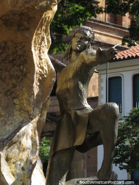 Uma figura nativo de bronze, parte do monumento central em Parque La Libertad em San Gil. (480x640px). Colmbia, Amrica do Sul.