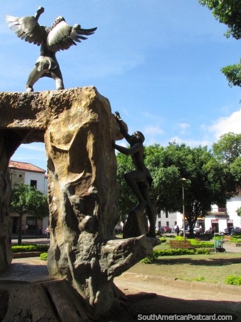 O monumento principal no Parque La Libertad em San Gil. (480x640px). Colmbia, Amrica do Sul.