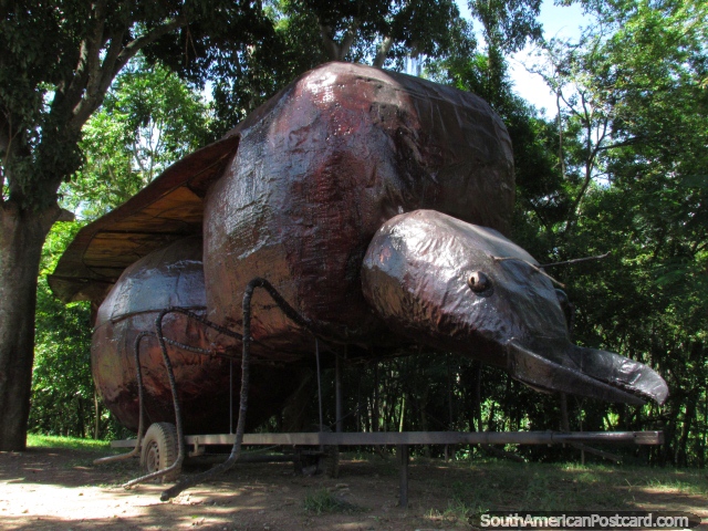 Un monumento de la hormiga del culo grande no comestible gigantesco por el río en San Gil. (640x480px). Colombia, Sudamerica.