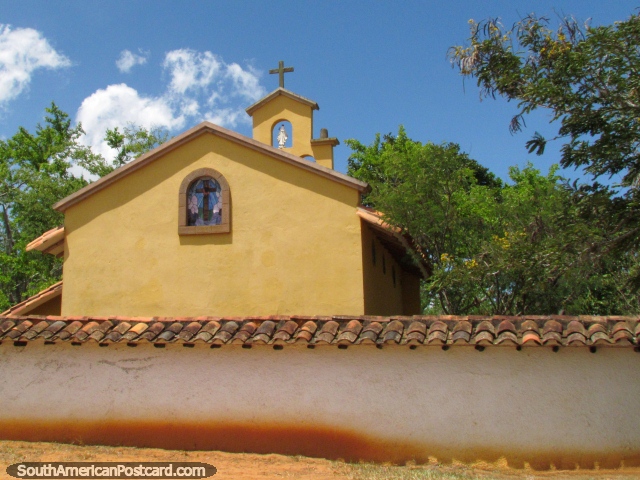 Mostaza coloreada iglesia detrás de una cerca tejada cerca de Barichara. (640x480px). Colombia, Sudamerica.