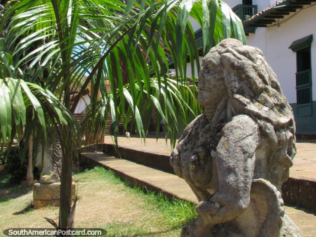 Una de las estatuas pequeñas de piedra al lado de la catedral en Barichara. (640x480px). Colombia, Sudamerica.
