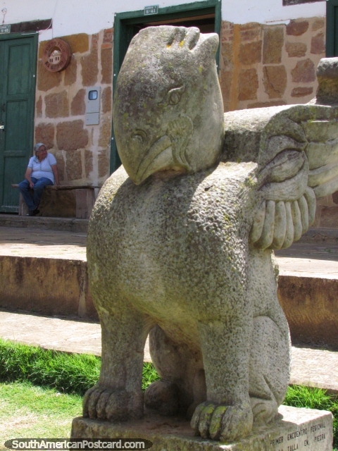 Um animal alado, estátua de pedra perto da catedral em Barichara. (480x640px). Colômbia, América do Sul.