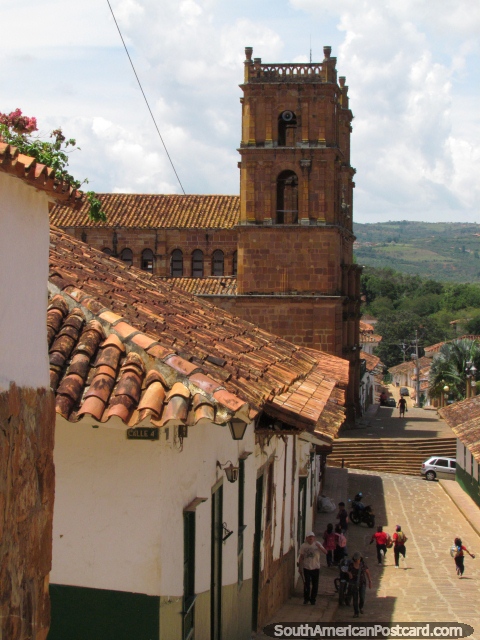 Rua acima olhando abaixo em direção a catedral em Barichara. (480x640px). Colômbia, América do Sul.
