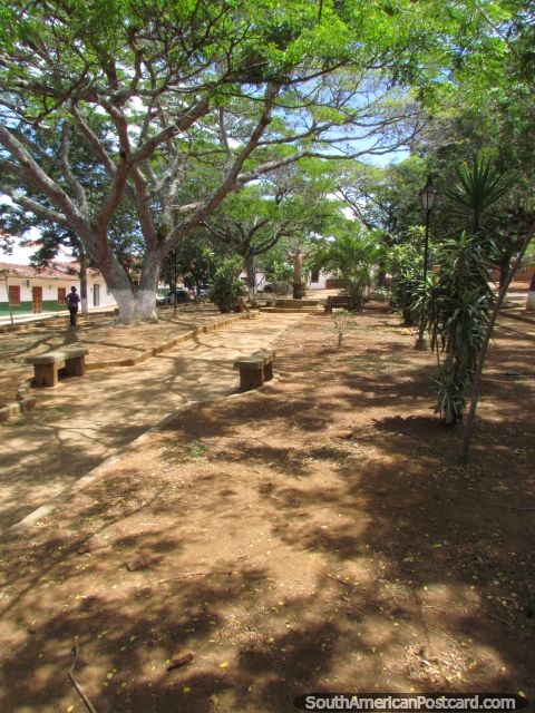 O parque de Jesus ao lado da igreja de Jesus em Barichara. (480x640px). Colômbia, América do Sul.