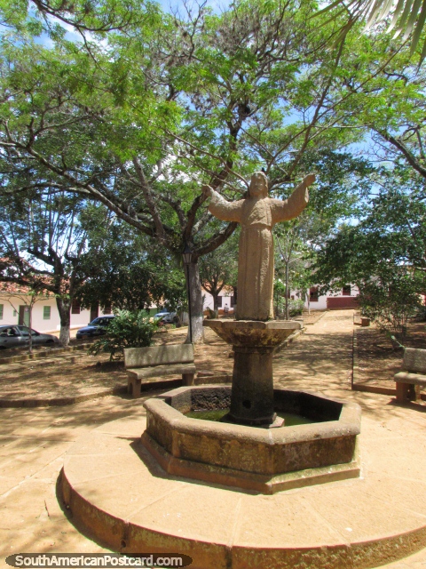 A fonte de Jesus no parque junto de Capela de Jesus em Barichara. (480x640px). Colômbia, América do Sul.