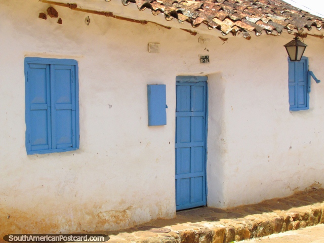 Casa Branca atraente com lmpada e porta azul e janelas em Barichara. (640x480px). Colmbia, Amrica do Sul.