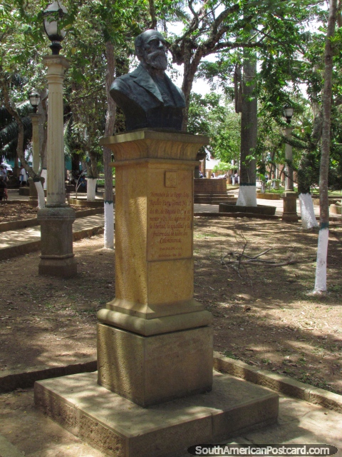 Busto do antigo presidente Aquileo Parra Gomez (1825-1900) no parque em Barichara. (480x640px). Colômbia, América do Sul.