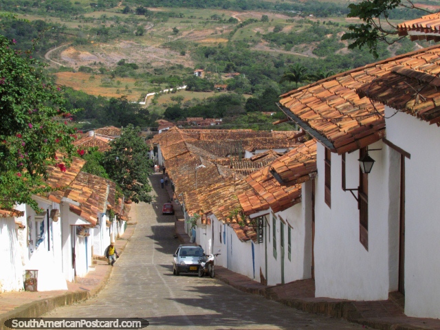 Tomé un mototaxi y anduve abajo esta calle escarpada en Barichara. (640x480px). Colombia, Sudamerica.