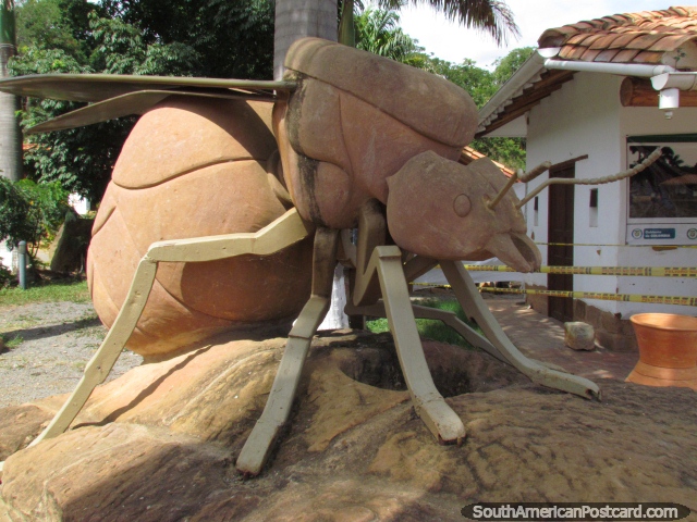 O monumento de uma formiga vagabundeada de maneira grande, pegam e comem estes em Barichara. (640x480px). Colmbia, Amrica do Sul.