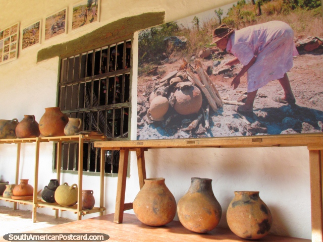 Velhos potes cerâmicos em monitor no museu em Barichara. (640x480px). Colômbia, América do Sul.