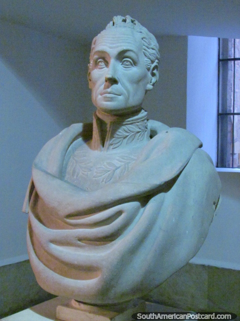 Busto de Simon Bolivar en el Museo Nacional en Bogot. (480x640px). Colombia, Sudamerica.