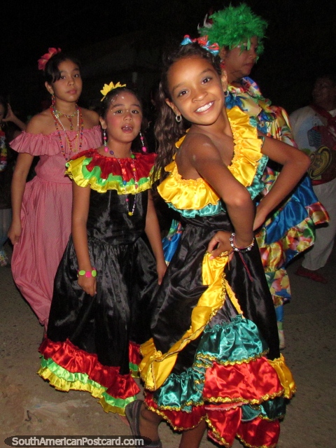 Sonrisa hermosa, equipo hermoso, una nia en el carnaval de Taganga. (480x640px). Colombia, Sudamerica.