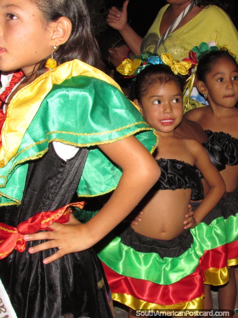 Meninas em trajes bonitos prontos para executar no carnaval de Taganga. (480x640px). Colmbia, Amrica do Sul.