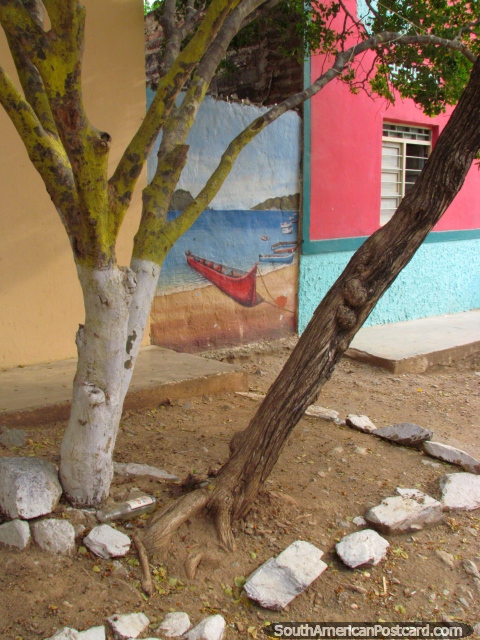 Pintura mural de Playa Taganga al lado de una casa rosada en Taganga. (480x640px). Colombia, Sudamerica.