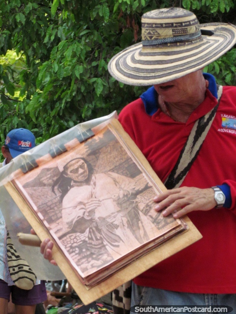 O homem vende desenhos de povos indïgenas em Taganga. (480x640px). Colômbia, América do Sul.