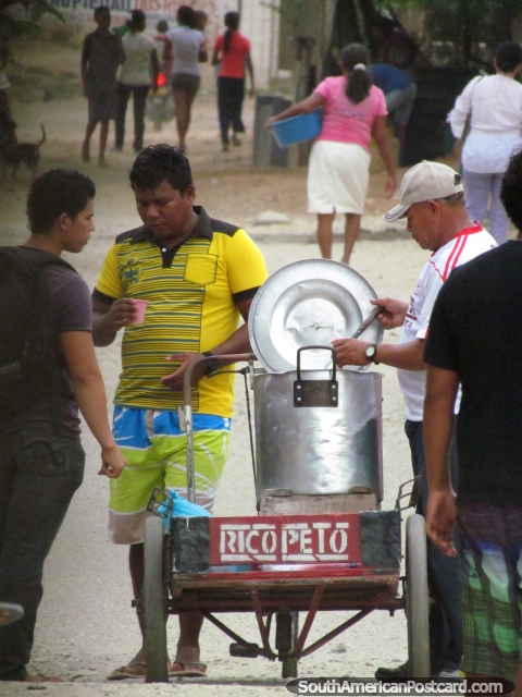 Rico Peto quente vende-se em volta de Taganga, é delicioso, como arroz adicionado natas mas com o grão. (480x640px). Colômbia, América do Sul.
