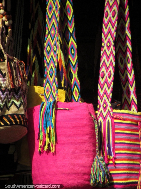 Los bolsos de la playa rosados cuelgan en una tienda en Taganga. (480x640px). Colombia, Sudamerica.