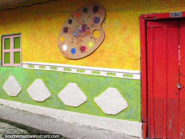 Belas cores e formas da galeria de arte em Guatape, porta vermelha e paleta de pintura com janela verde. (640x480px). Colmbia, Amrica do Sul.