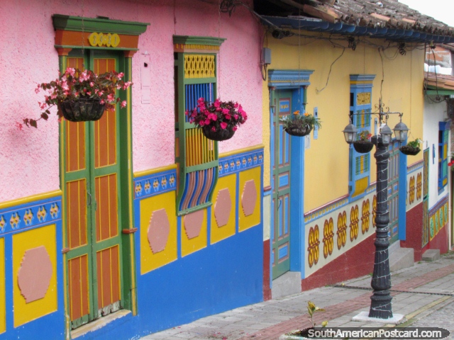 Casa rosa com a flor rosa, uma casa de um quarto de crianças rima em Guatape. (640x480px). Colômbia, América do Sul.