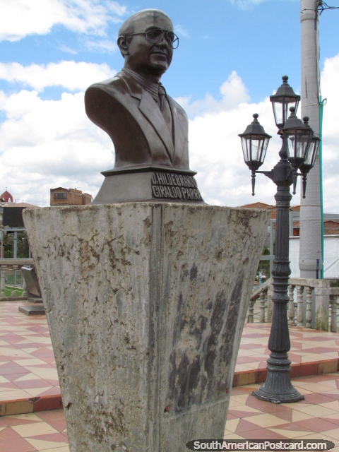 Busto do doutor Hildebrando Giraldo Parra em Guatape. (480x640px). Colômbia, América do Sul.