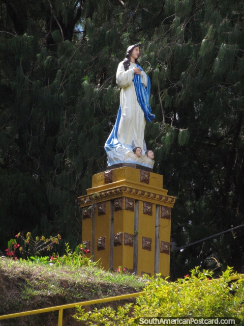 Una estatua religiosa con 2 cabezas en sus pies en la colina en Guatape. (480x640px). Colombia, Sudamerica.