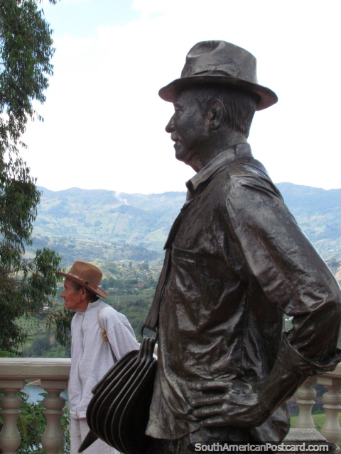 Estatua de Luis Eduardo Villegas López, el primer hombre en escalar el 'Peñón de Guatapé' en 1954. (480x640px). Colombia, Sudamerica.
