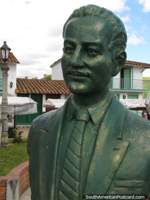 Busto de Alonso Montoya Giraldo en la rplica de viejo Penol, un escultor local. (480x640px). Colombia, Sudamerica.