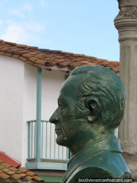 Busto de Josue Giraldo na réplica de velho Penol, escultor local. (480x640px). Colômbia, América do Sul.