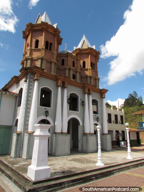 A réplica da igreja original de velho Penol, a cidade original é agora abaixo da lagoa. (480x640px). Colômbia, América do Sul.
