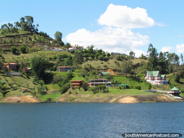 Casas em uma bela ladeira na lagoa perto de Penol. (640x480px). Colômbia, América do Sul.