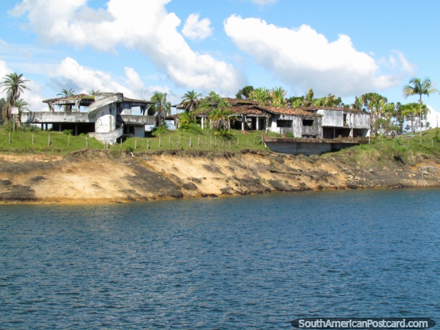 La casa grande bombardeada de Pablo Escobar en un punto en la laguna en Penol. (640x480px). Colombia, Sudamerica.