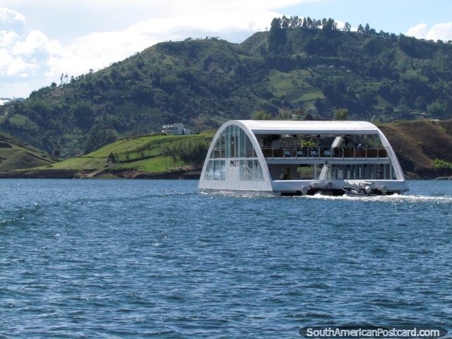 Uns motores de barco de restaurante em volta da lagoa em Penol. Apostei que  uma grande experincia de fato! (640x480px). Colmbia, Amrica do Sul.