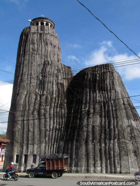La iglesia en Penol se forma como una cueva de la roca, tal vez es una rplica de la Roca de Guatape. (480x640px). Colombia, Sudamerica.