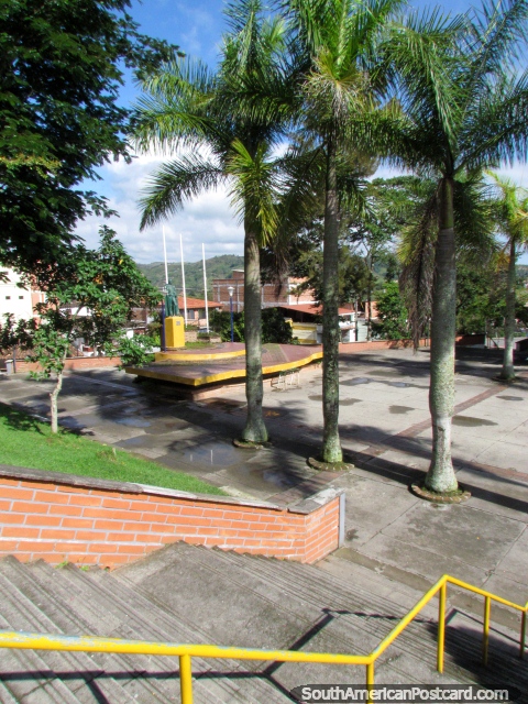 Plaza Bolivar con palmeras y escalera que conduce abajo de la iglesia, Penol. (480x640px). Colombia, Sudamerica.