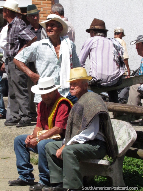 A tradição aos domingos em Penol é para os homens para vestir-se e entrar na cidade para aparecer. (480x640px). Colômbia, América do Sul.