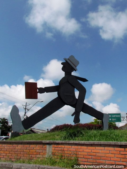 Homem com monumento de mala de viagem em Pereira. (480x640px). Colômbia, América do Sul.