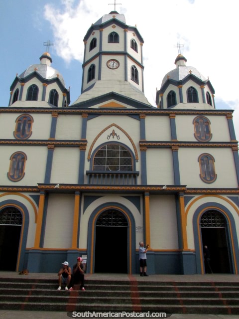 Igreja Parroquia Inmaculada Concepcion com 3 cpulas em Filandia. (480x640px). Colmbia, Amrica do Sul.