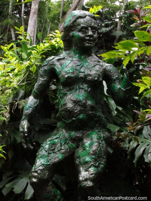 Uma figura feminina verde enlodada nos jardins de Parque do Caf na Armnia. (480x640px). Colmbia, Amrica do Sul.